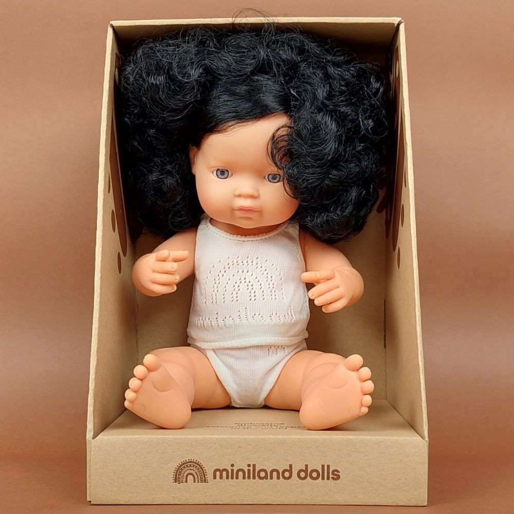 Miniland Lalka dla dziecka dziewczynka Europejka Czarne Kręcone Włosy 38 cm