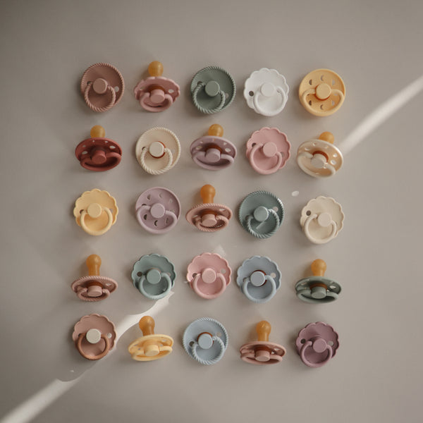 Frigg Smoczek kauczukowy okrągły Daisy Blush 0+ - 4kidspoint.pl
