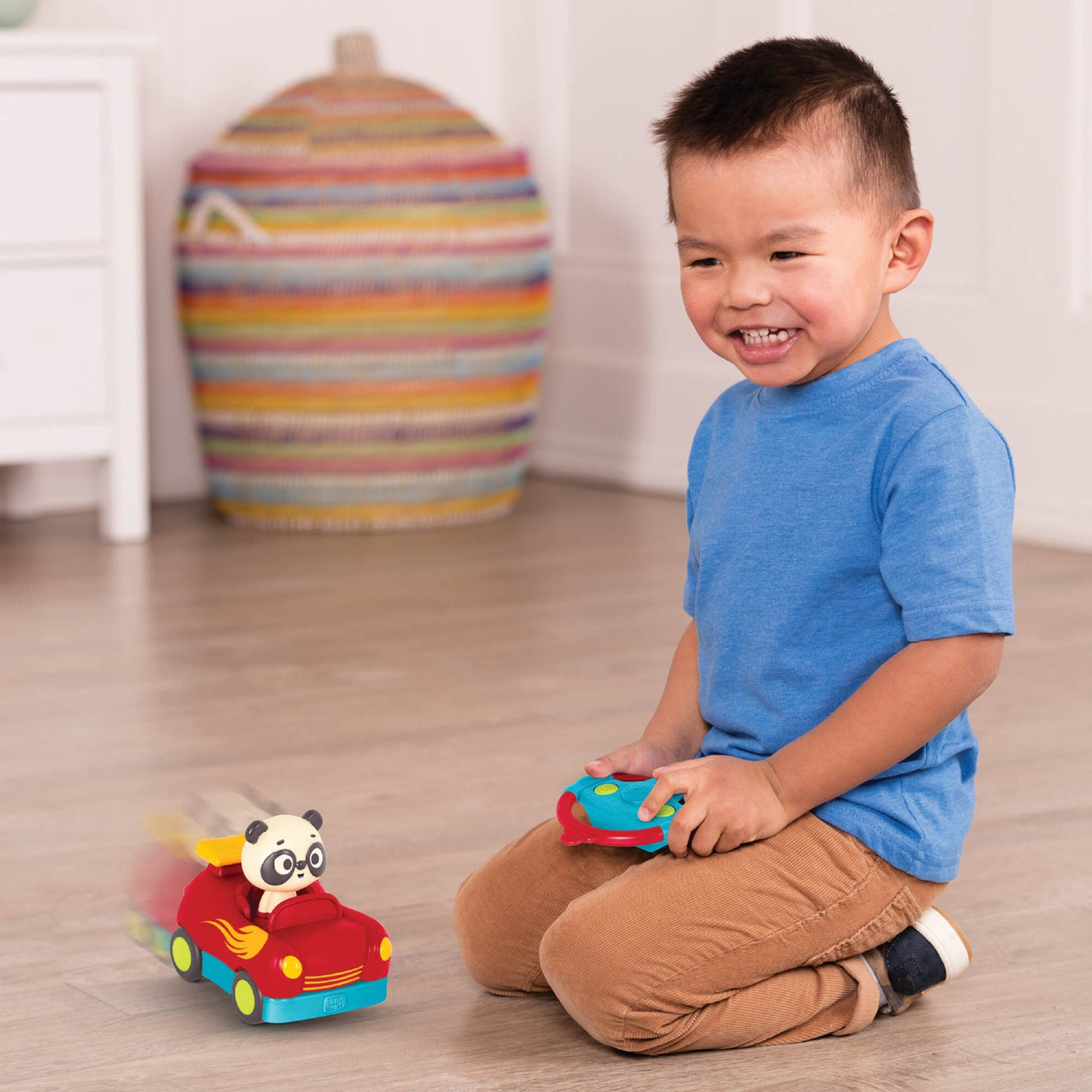 B.Toys seria Land of B. Zdalnie sterowany samochód z pasażerem Pandą
