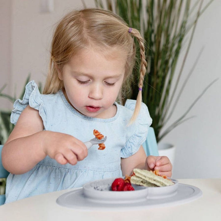 EZPZ Silikonowy zestaw obiadowy dla dziecka talerzyk i sztućce szary