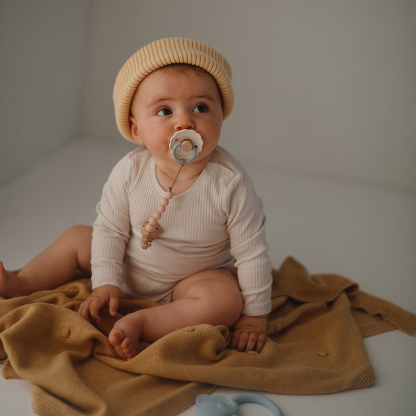 Frigg Smoczek kauczukowy okrągły Daisy Chamomile 6+ - 4kidspoint.pl