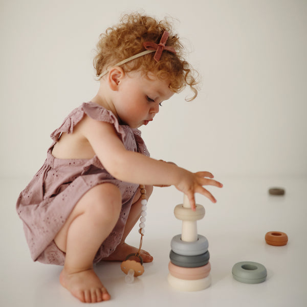 Mushie piramidka sensoryczna Rustic - 4kidspoint.pl