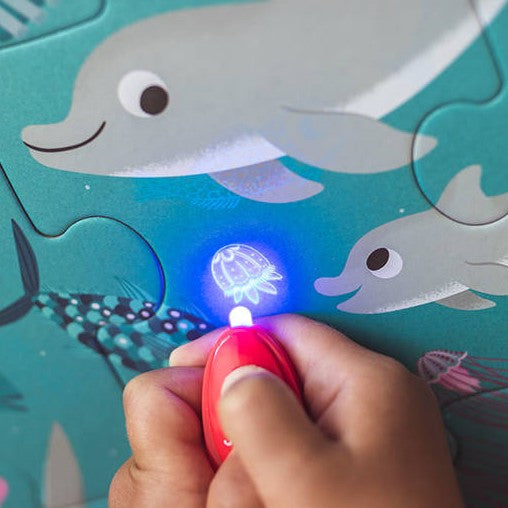 Janod Świecące puzzle dla dzieci z mini lampką UV Ocean 24 el. - 4kidspoint.pl